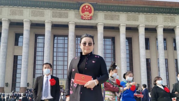 Zhang Yinjun Attends the National Poverty Alleviation Summary and Commendation Ceremony