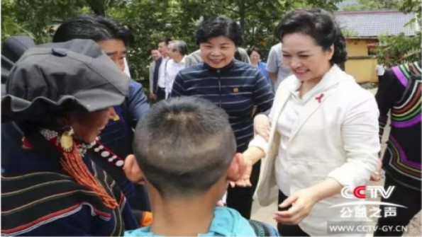 Peng Liyuan investigates the AIDS prevention and care education in Zhaojue County in the hinterland of Daliang Mountain