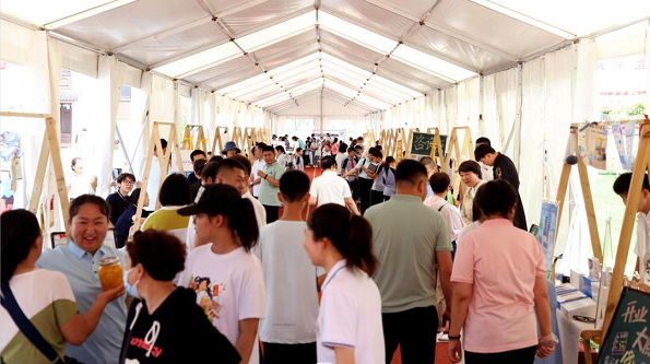 Charity Sale at Dalian Sun Valley (Huaxia) School to Foster Students' Public Spirit