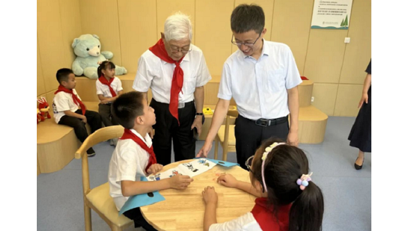 Renowned educator Prof. Gu Mingyuan visited the Changier Huts in Jiangyin area