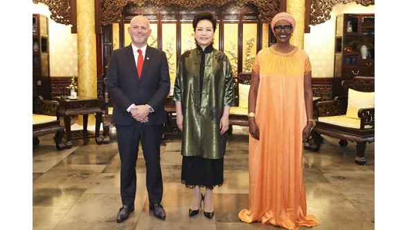 Peng Liyuan Meets with Under-Secretary-General of the United Nations and Executive Director of UNAIDS, Winnie Byanyima, and Assistant Director-General of the WHO, Jerome Salomon