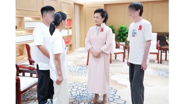 Peng Liyuan Met the Young Volunteer Representatives from the 