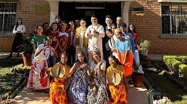 A delegation from the Beijing Changier Education Foundation conducted high-level exchanges and public welfare cooperation in Madagascar.