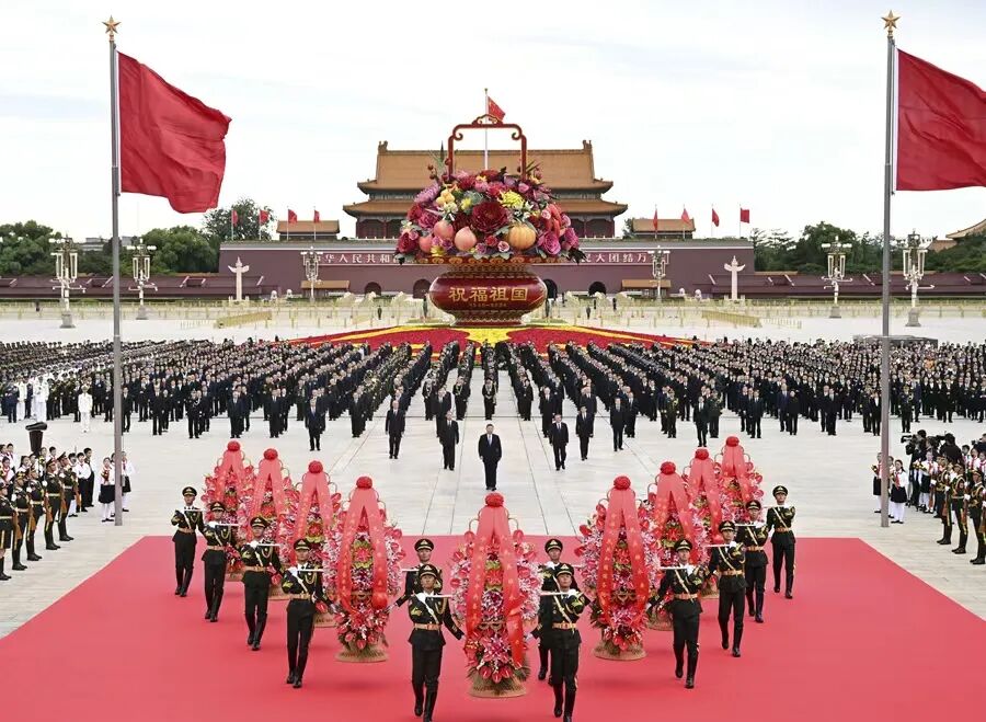 At the Monument to the People's Heroes, paying tearful tribute: President Zhang Yinjun attends the flower-presenting ceremony on Martyrs' Day