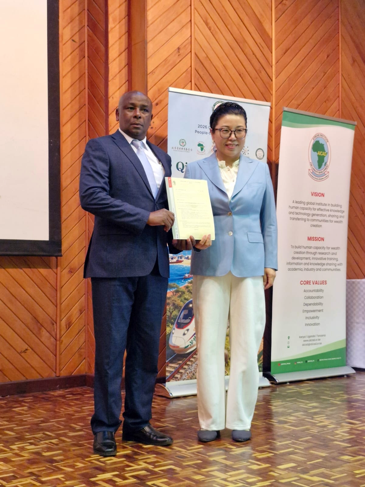 Prof. James Njiru 向张银俊颁发兼职科学家聘书